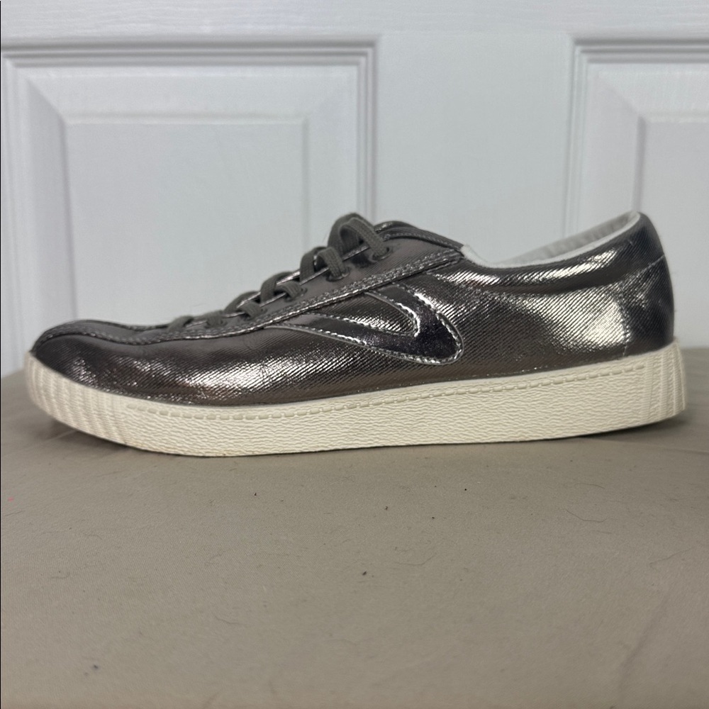 Tretorn women’s nylite plus sneaker shoes metallic pewter silver size 8